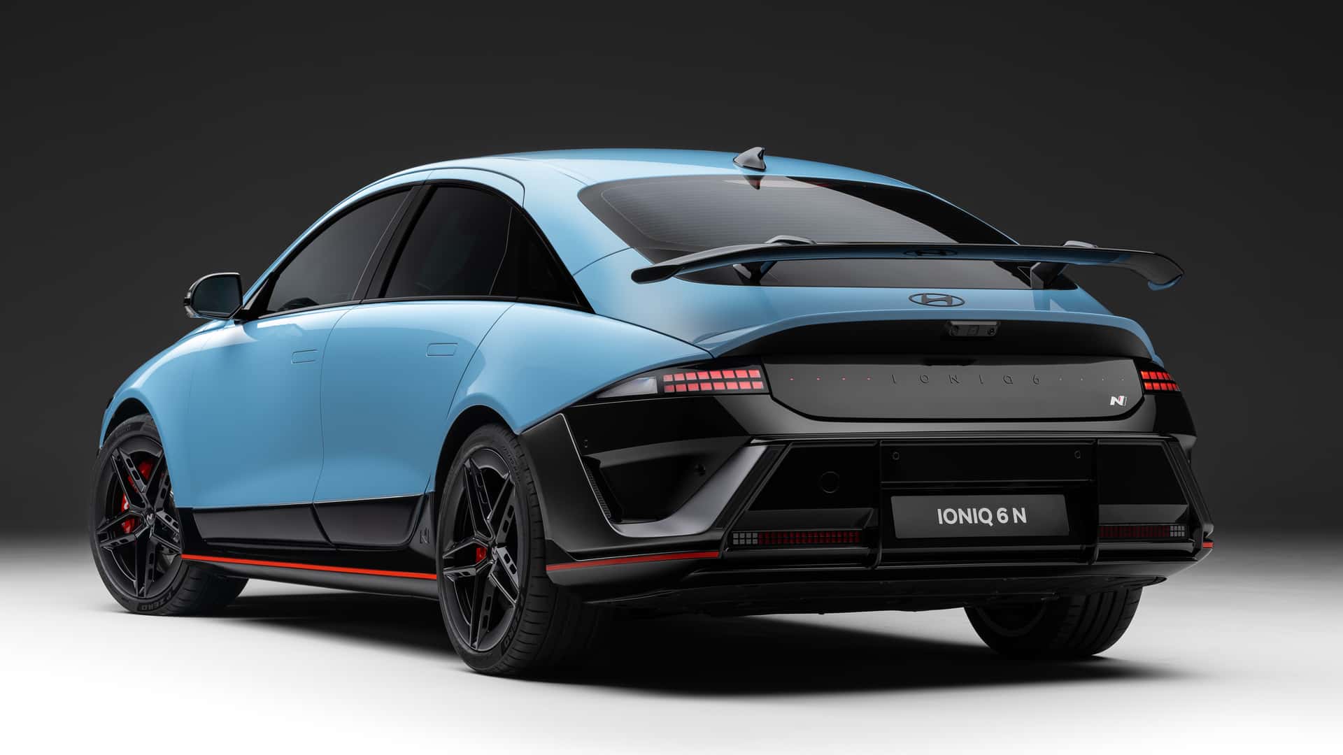 Vista posteriore 3/4 della Nuova Hyundai IONIQ 6 N.