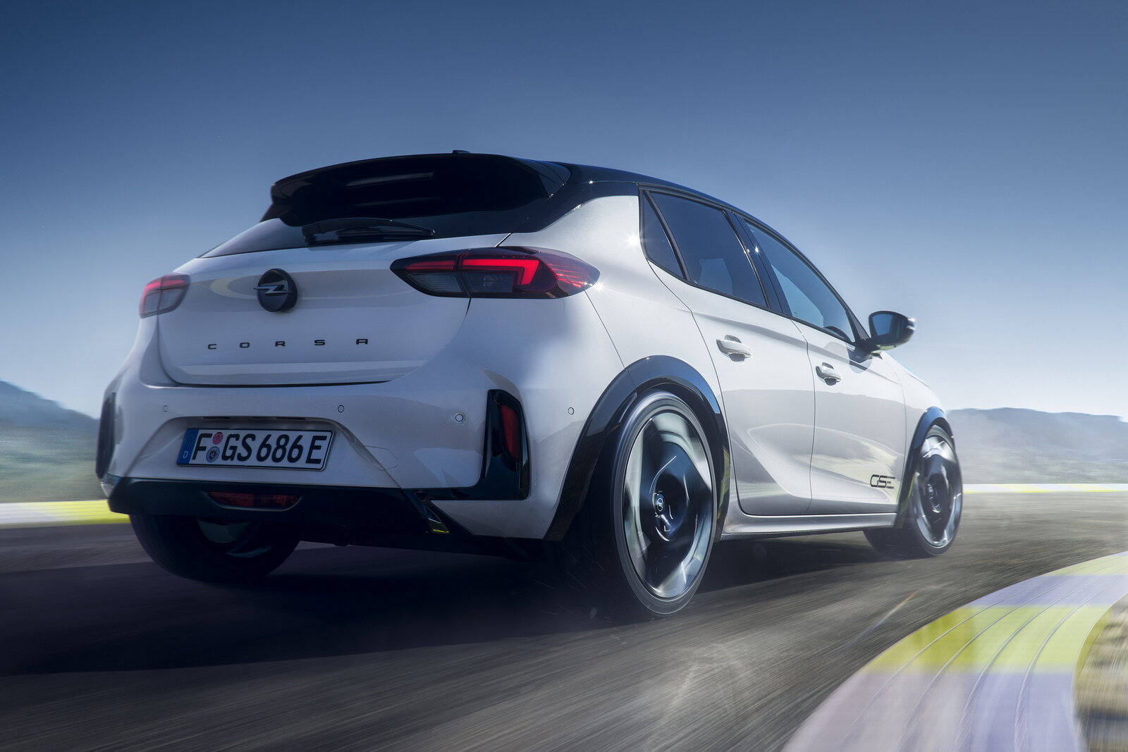 Vista 3/4 posteriore della Opel Corsa GSE 2026.